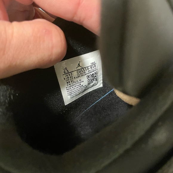 This Jordan 4 is composed of a black nubuck suede upper, black, mesh, netting - Picture 7 of 10